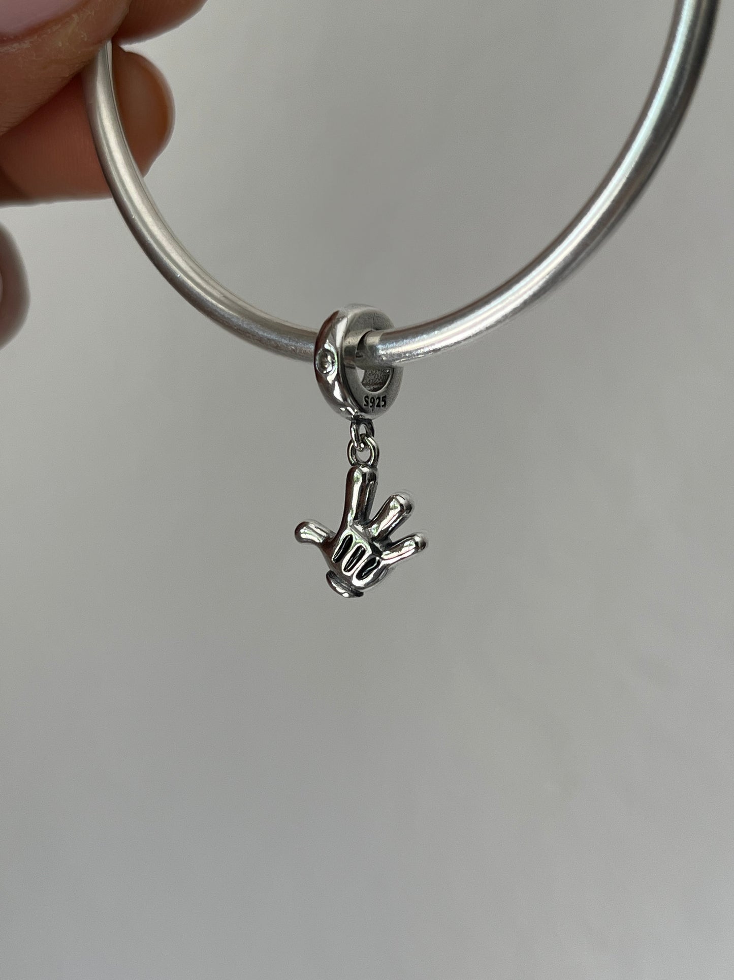 Charm mano mickey